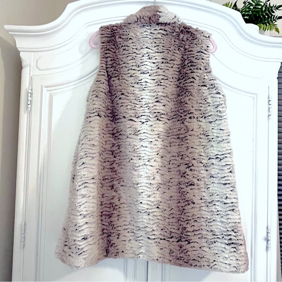CHARLIE PAIGE WHITE, GREY FAUX FUR VEST | NWOT | NO FLAWS | SIZE SMALL - Picture 2 of 7